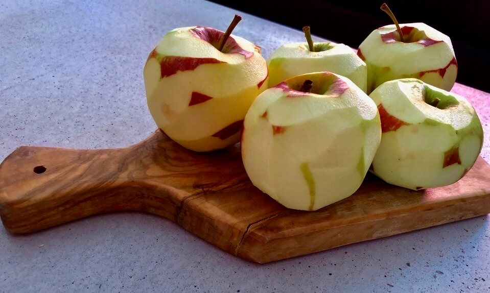 Äpfel vorbereitet für Tarte-Tatin